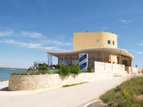 & Restaurant Condura Croatica Nin-sabunike *